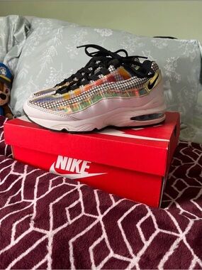 Nike Kids White Multicolor Grid-Patterned Air Max Sneakers